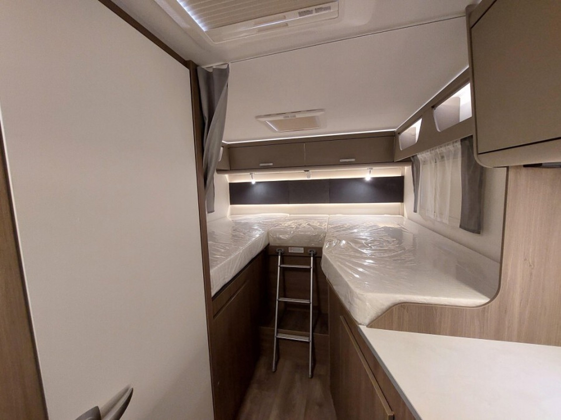 Foto 11 van 21